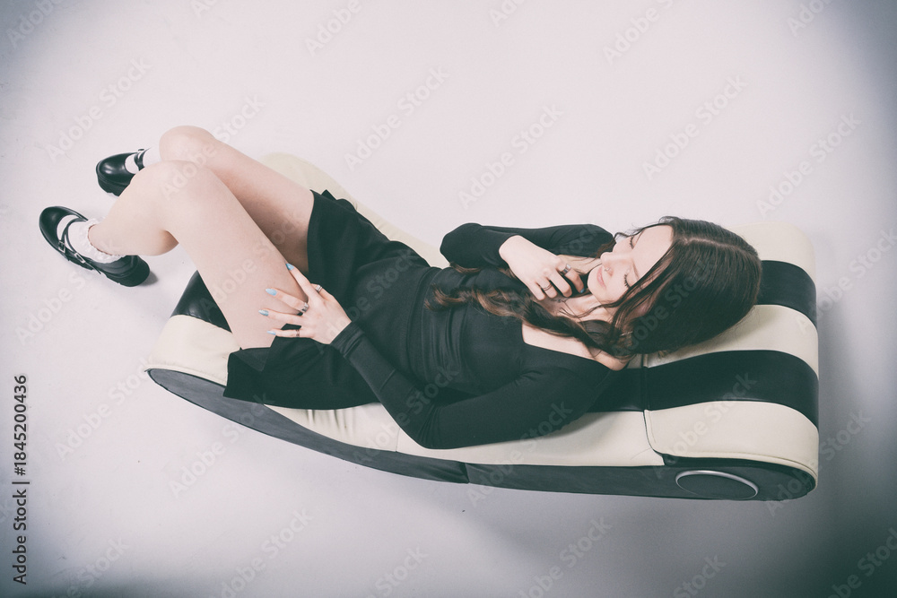 Naklejka premium junge, gothic, schwarz, frau, schönheit, gestalten, kleid, jacke, top, ärmelfrei, anzug, bauchfrei, jheans, sportlich, kleidung, casual, leitbild, brünett, atelier, haar, bekleidung, person, lächeln, 