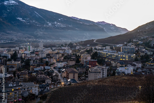 Fototapeta Sierre, Les Liddes, en hiver entre chien et loup