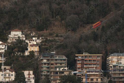 La funicolare che collega Como a Brunate in provincia di Como, Lombardia, Italia.