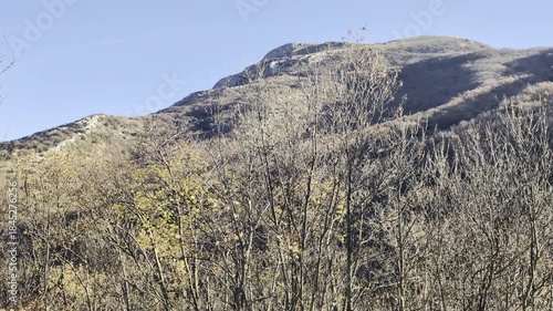 Vista dal sentiero di montagna nelle Marche in Italia