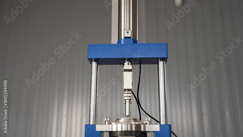 Fotografie Material testing machine performing quality control analysis