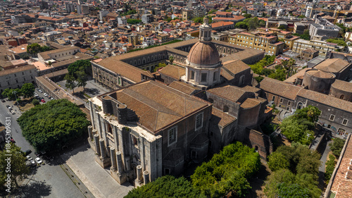 Foto Aerial view of the church of San Nicolò l'Arena, a Roman Catholic church, and its adjacent and enormous Benedictine monastery in the city of Catania, Sicily, southern Italy