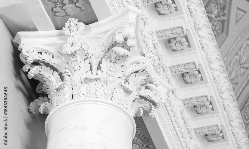 Obraz premium Detailed close-up of a white Corinthian column showcasing intricate carvings