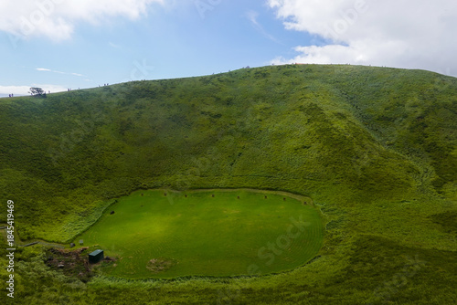 Cuadro en lienzo Green crater like hollow in bright grassy hillside plateau