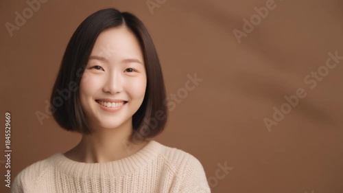 柔らかな自然光に包まれた、日本人女性の上半身ビューティーポートレート。
ベージュニットとマットな温かみのあるブラウン背景が、冬らしい落ち着きを演出します。
肌の質感を自然に引き立てる控えめなクールトーン光で、清潔感と信頼感を表現。
スキンケア、コスメ、ヘルスケア、冬キャンペーンに使いやすい高解像度素材です。