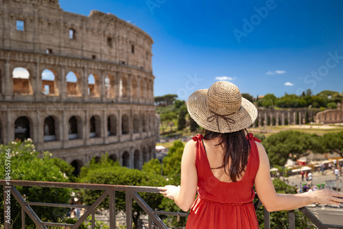 Billede på lærred A girl on holiday in Rome visits the Colosseum.