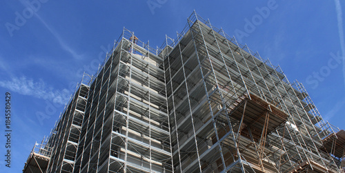 Lavori in corso nel cantiere edile in città - ristrutturare o costruire un nuovo condominio