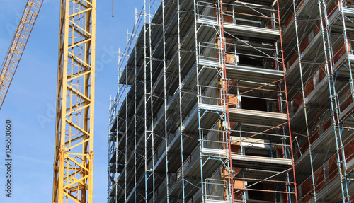 Lavori in corso nel cantiere edile in città - ristrutturare o costruire un nuovo condominio