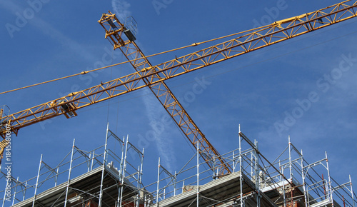 Lavori in corso nel cantiere edile in città - ristrutturare o costruire un nuovo condominio