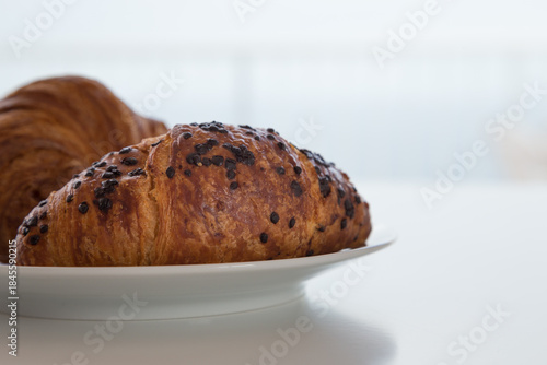 Cornetti al cioccolato e classico su piatto bianco

