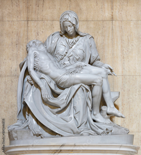 Fotografi Naples - The statue of Pieta in the church Basilica dell Incoronata Madre del Buon Consiglio as the copy of Michlangelo work in st