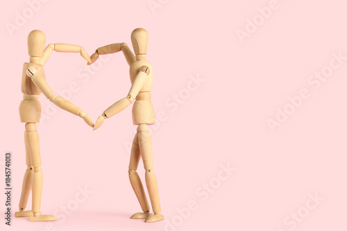 Wooden mannequins making he...