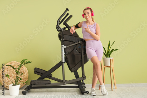 Sporty young woman with hea...