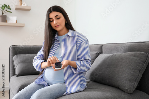 Young pregnant woman with g...