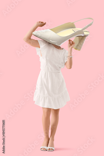 Stylish young woman in summ...