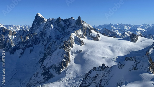 Photos High altitude winter alpine mountain landscape with snow covered peaks, glaciers and rugged ridges