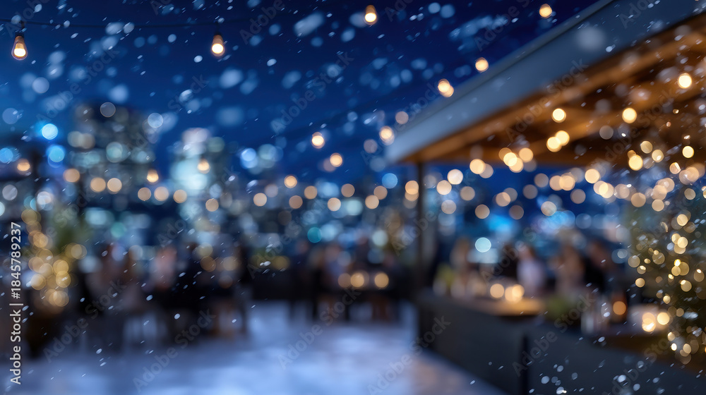 Obraz premium Rooftop dining scene at night with falling snow and warm string lights creating cozy festive atmosphere