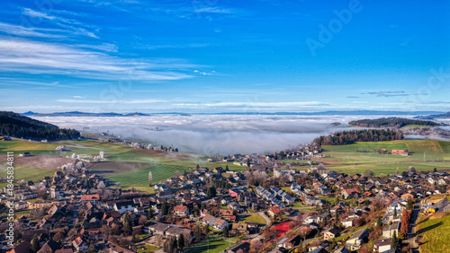 Hochnebel zieht über Grosshöchstetten, 15.12.2025, Schweiz, Kanton Bern, Emmental