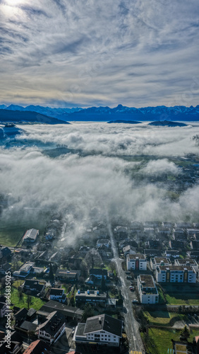 Hochnebel zieht über Grosshöchstetten, 15.12.2025, Schweiz, Kanton Bern, Emmental