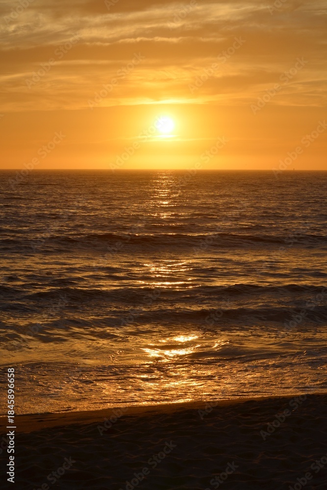 Obraz premium Sunset over the sea at Half Moon Bay, California 