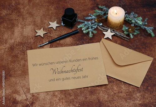 Weihnachtskarte: Brief mit Tintenfass, Füllfederhalter und Weihnachtsgrüße. Wir wünschen unseren Kunden ein frohes Weihnachtsfest und ein glückliches neues Jahr.