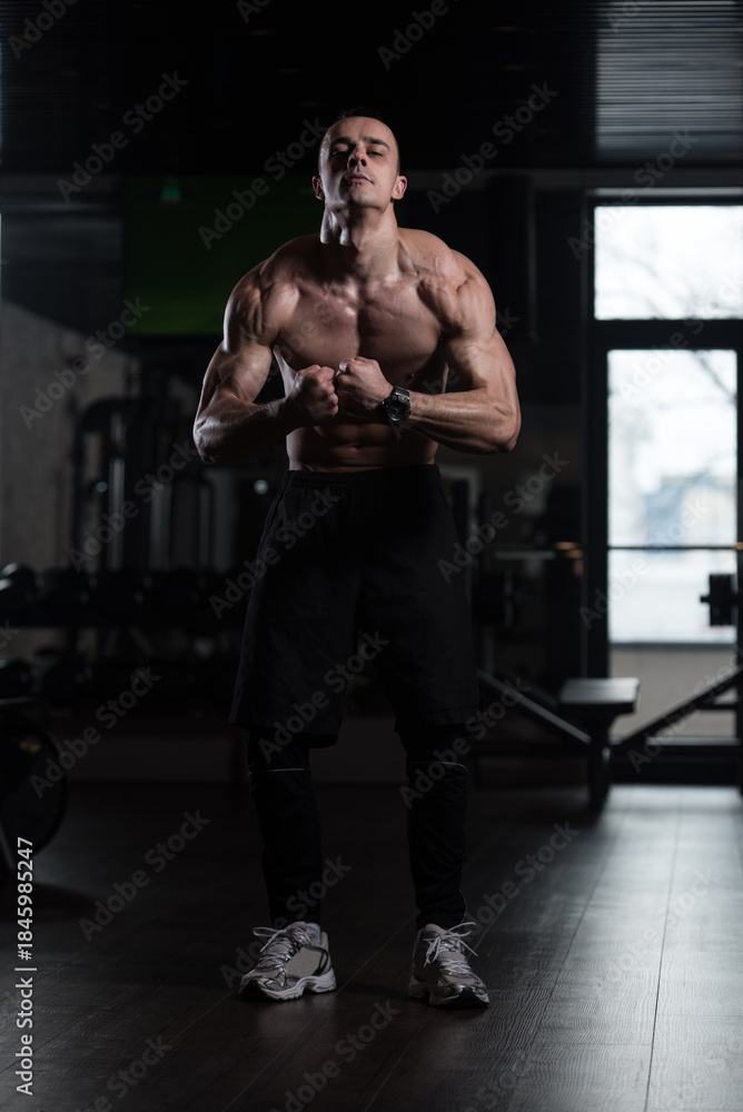 Obraz premium Handsome Man Flexing Muscles