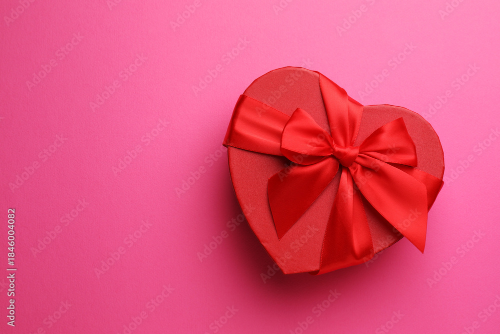 Obraz premium Beautiful heart shaped gift on pink background, top view with space for text. Saint Valentine's day
