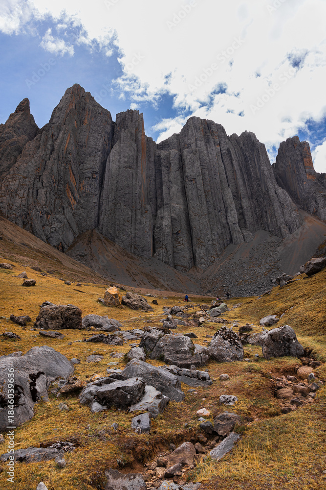 Obraz premium A mountain range with a cloudy sky in the background