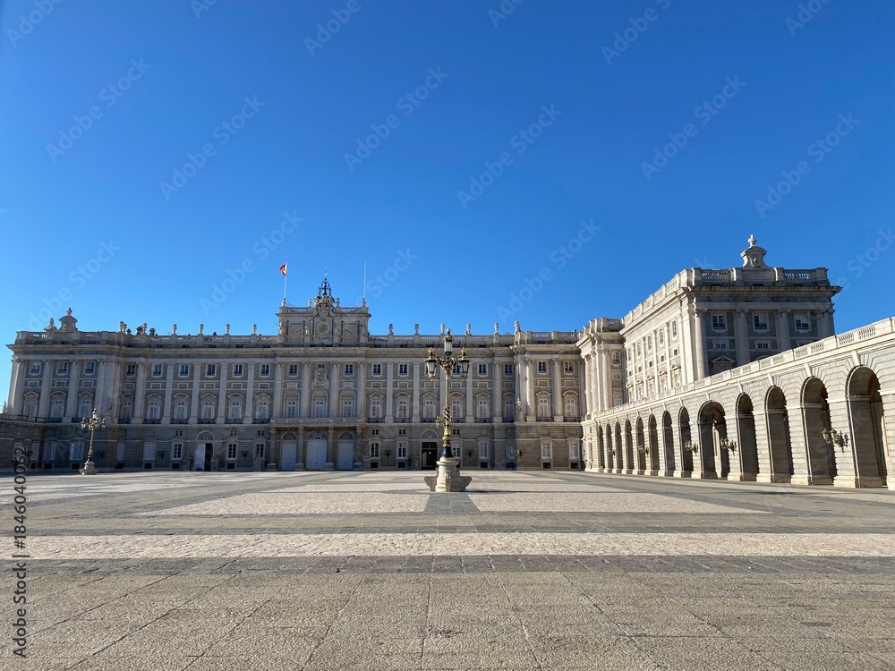 Obraz premium The royal palace in Madrid, Spain, under a clear, blue sky
