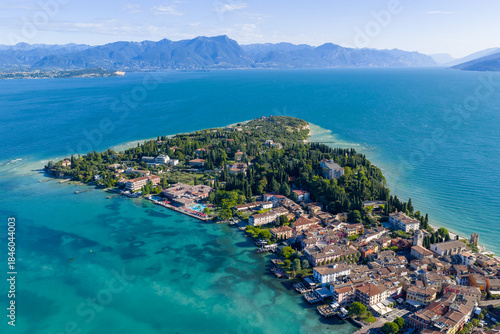 Foto Historic peninsula of Sirmione on Lake Garda - Sirmione, Italy