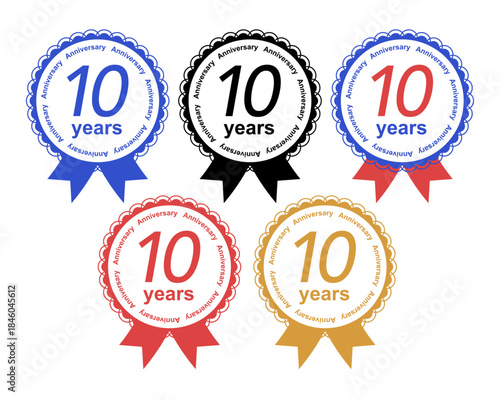 「10 years」の文字が入った、多色（青、黒、赤、ゴールド）の装飾的な記念日バッジ５点のベクターコレクション。ノコギリ状（スカラップ）のエッジと下部のリボンが特徴で、企業の節目、ビジネスのお祝い、ロイヤルティプログラム、製品の周年記念、高品質なアワードやシールのグラフィックデザイン要素に最適。