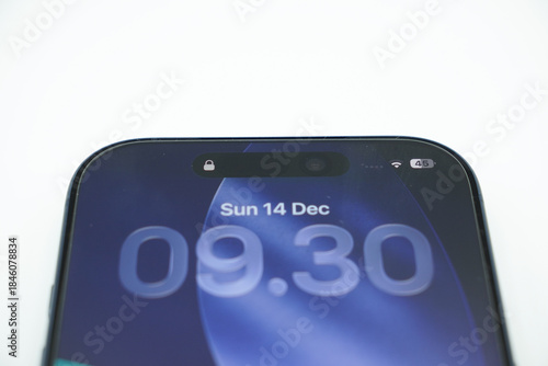 The lock screen display of a smartphone showing the date, time, battery percentage and a lock icon.