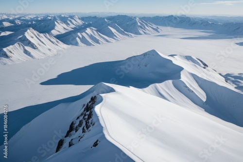 Atemberaubende Berglandschaft im Schnee unter klarem Himmel