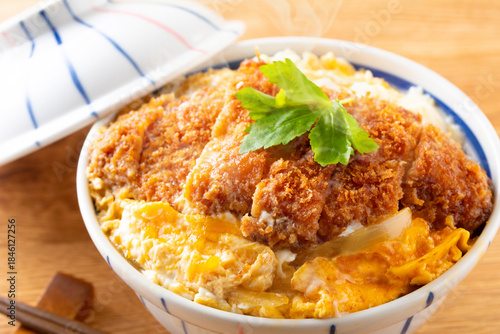 カツ丼を食べる