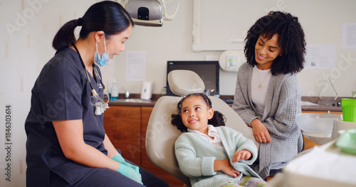 Foto Girl, smile and dentist for consultation with discussion, oral hygiene and mouth cleaning service