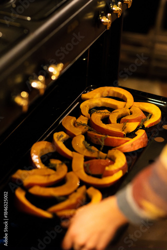 Foto Cooked pumpkin being put into the oven before autumn dinner