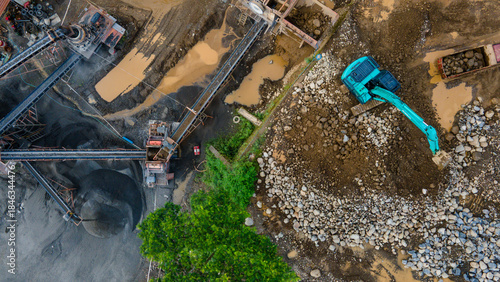 Fotografía Excavator Operating in Rock Crusher Facility