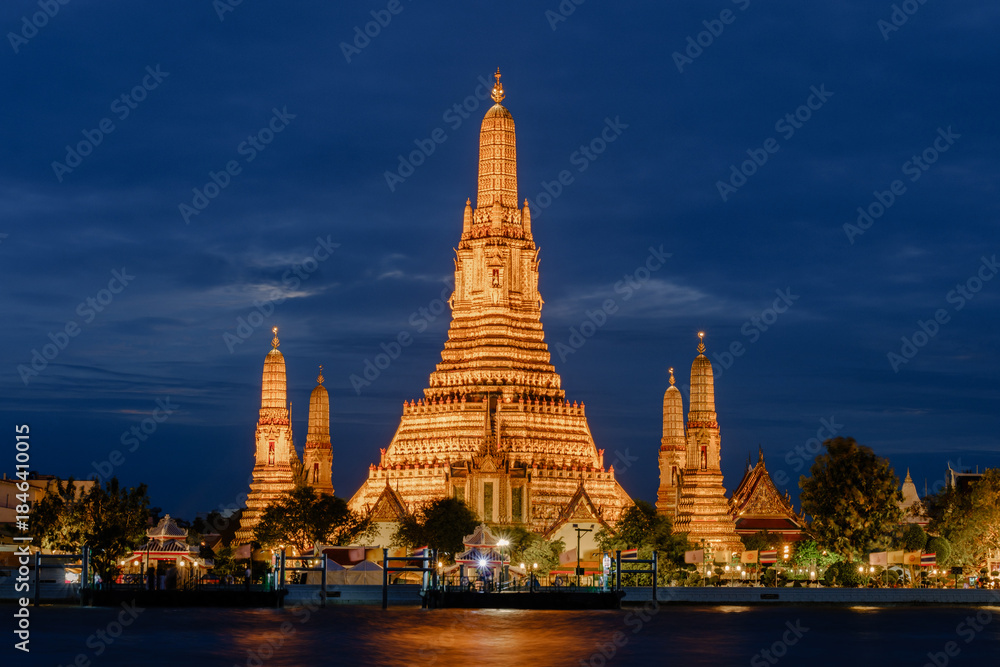 Fototapeta premium Enchanting Wat Arun illuminated at dusk, showcasing Thailands cultural beauty in Bangkok