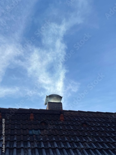 Wallpaper Mural rauch, fosile, treibstoffe, verbrennen, kohlendioxid, co2, umwelt, dach, schornstein, haus, himmel, bauwerk, blau, architektur, anlagen, cloud, dachdeckung, fliese, zuhause, dachziegel, backstein, alt Torontodigital.ca