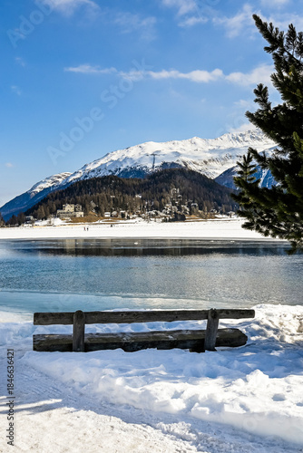 St. Moritz, St. Moritzersee, Bergsee, Eisfläche, Gefahr, Holzbank, Wanderweg, Stazerwald, Alpen, Muottas Muragl, Piz Languard, Oberengadin, Graubünden, Winter, Wintersport, Wintertag, Schweiz