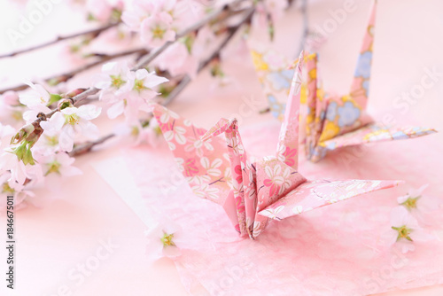 千代紙の折り鶴と啓翁桜