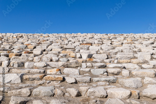 石積みの段々と青空の背景