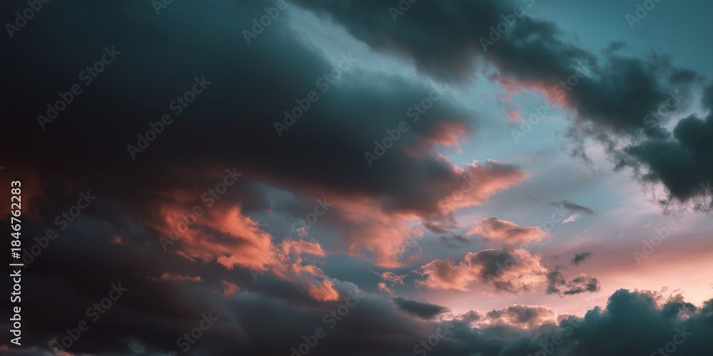 Naklejka premium Dark clouds in evening cloud before storm