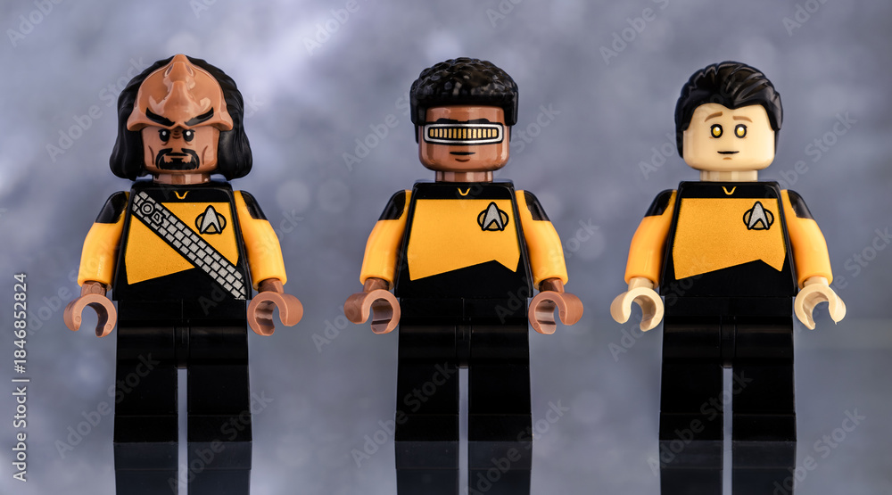 Obraz premium Dortmund - Deutschland 16. Dezember 2025 - Lego Figuren der Crew der Enterprise