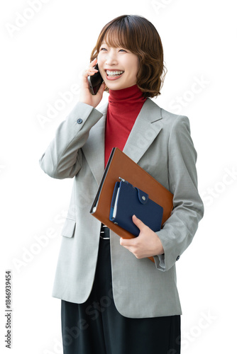 スマートフォンで話す笑顔の女性・ビジネスウーマン（背景透過PNG）