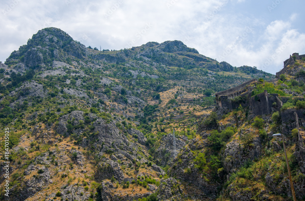 Obraz premium Scenic Mountain Landscape with Ruins