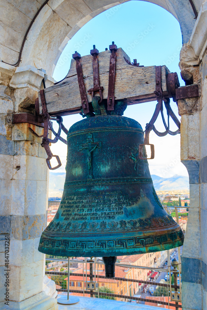 Obraz premium Bell at the top of the Leaning tower in Pisa, Italy