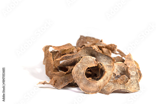 Getrocknete Kartoffelschalen vor weißem Hintergrund