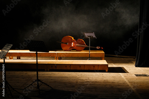 Billede på lærred Drum kit and music stand on stage with dramatic fog