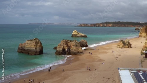 Portimao w Portugal, z piękną plażą Praia Da Rocha, rozłożysta i długa plaża z miękkim, drobniutkim piaskiem otoczona wysokimi klifami. 